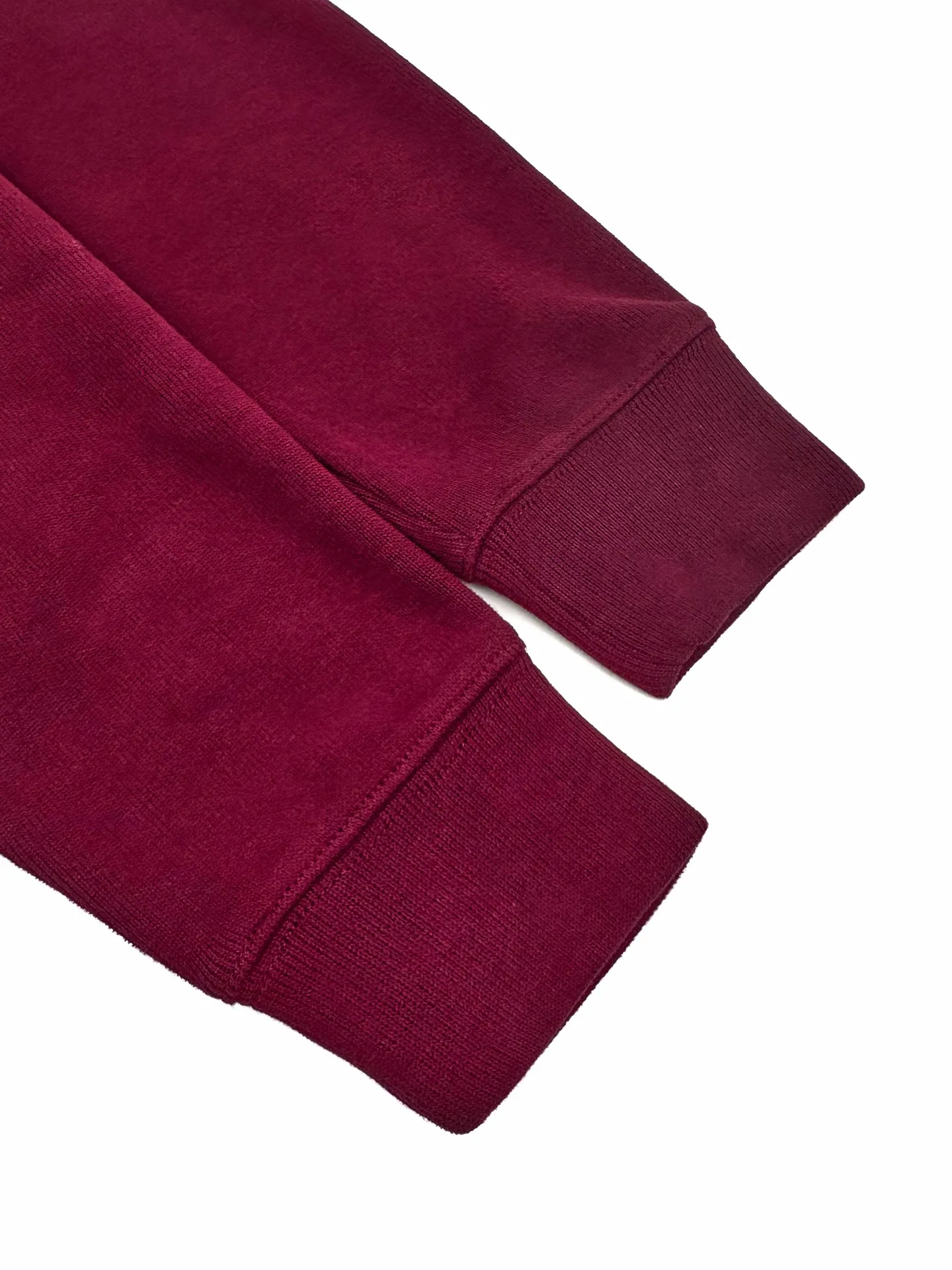 P330 Ralph Lauren gold embroidered turtleneck sweatshirt. Customized elegant fine cotton velvet material. Soft and silky, comfortable and skin-friendly. It is based on low-saturated brown-red and incorporates a hint of purple mystery. The exquisite colorful pony logo jumps into burgundy. It has its own focus and is highly recognizable. Simple and smooth lines outline the overall outline. The design of the half-zipper is sublimated. The leather tab of the zipper head is distressed and retains slight raw edges. It hides unintentional beauty in the name of design. Create a new fashionable realm for sweatshirts. Process 1: Adopt imported machine embroidery technology. Use advanced computer control systems and precision mechanical components to realize pony mark embroidery operations with high precision and smooth and delicate lines. Process 2: The fabrics are washed and have a better hand feel. Not easy to deform, not easy to shrink, not easy to fade, and maintain long-term beauty. Accessories: Customized 1:1 Ralph Lauren zipper. Customized 1:1 Ralph Lauren trademark. Version: Fitted version. Size: S M L XL model number: BB759